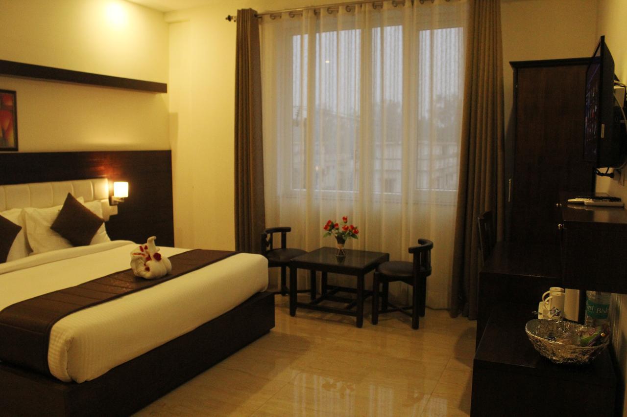 Holiday Hill Hotel