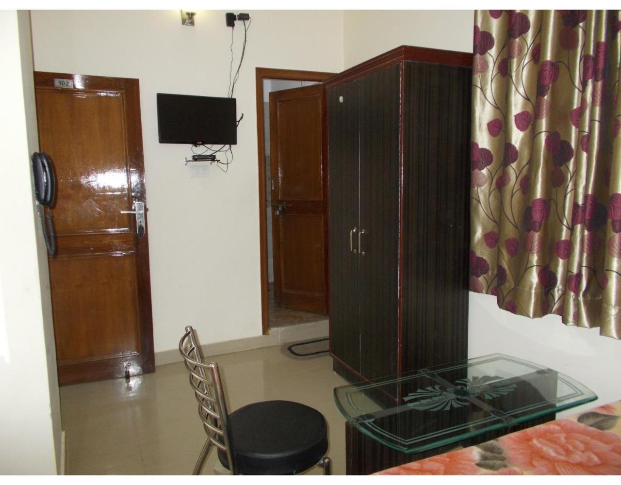 Hotel Traditional At Laxman Jhula *