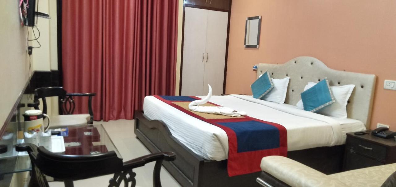 Paras Plaza Hotel