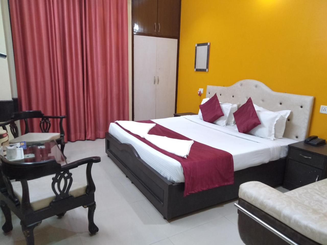 Paras Plaza Hotel 4*