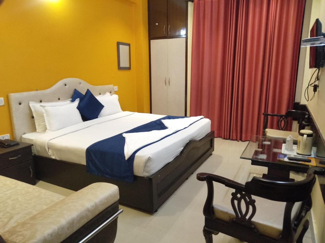 Paras Plaza Hotel 4*