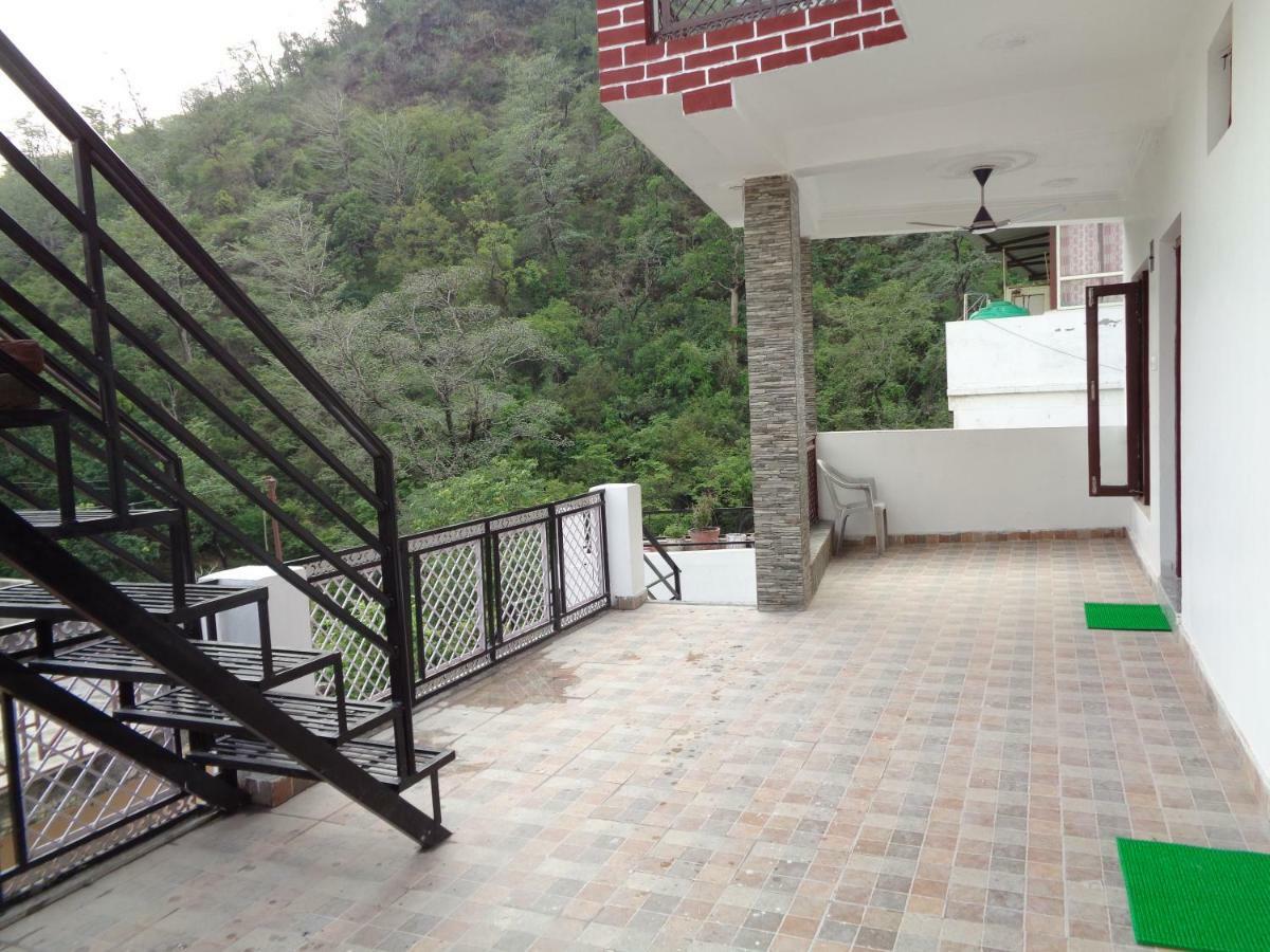 Homestay The White House *