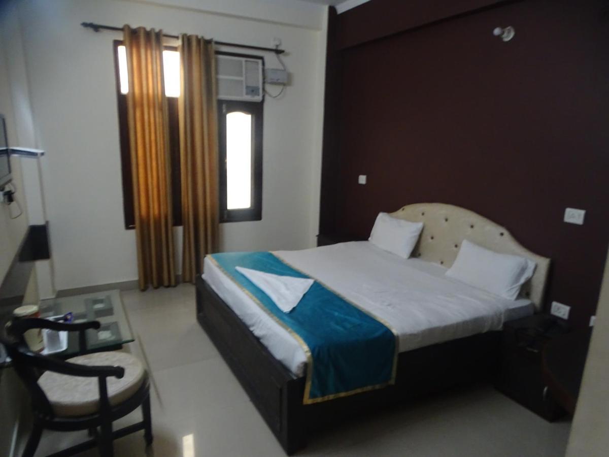 Paras Plaza Hotel 4*