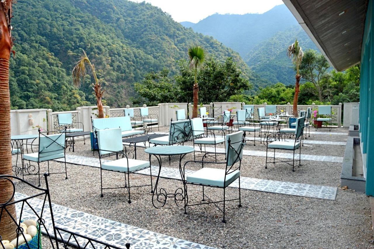 Raga On The Ganges, Hotel